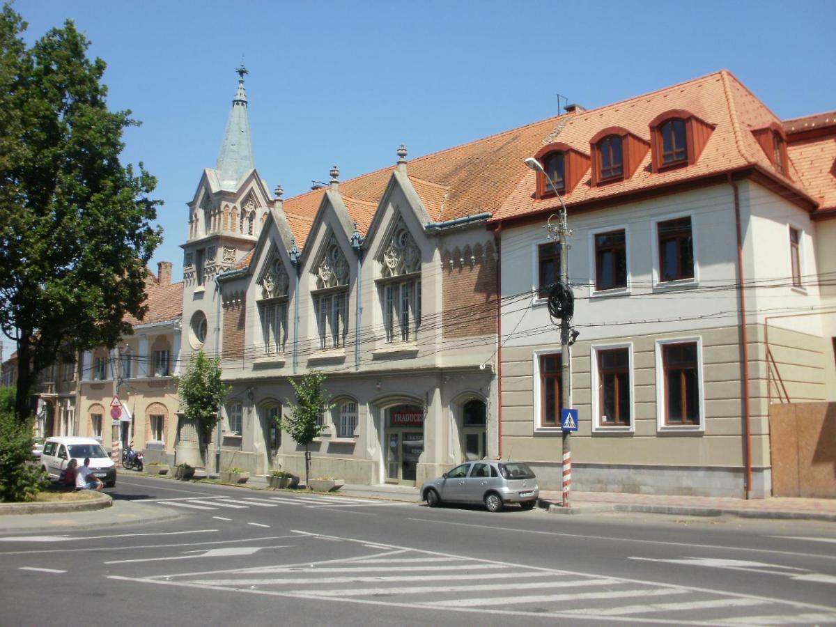 Butterfly Apartment-Hidden Gem In The Heart Of Targu Mures Exterior photo